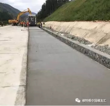SP 25 一臺機器即可實現(xiàn)混凝土路面連續(xù)攤鋪作業(yè)，穩(wěn)定的機器性能及高效的生產(chǎn)率， 保證攤鋪作業(yè)的日產(chǎn)量和施工質(zhì)量