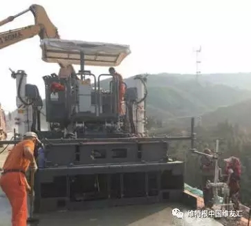 混凝土經(jīng) SP 25 機身配有的多根高頻振搗棒進行振 搗和密實后，由后掛模具一次性擠壓成型，形成密 實度高而且骨料分布均勻的混凝土路面